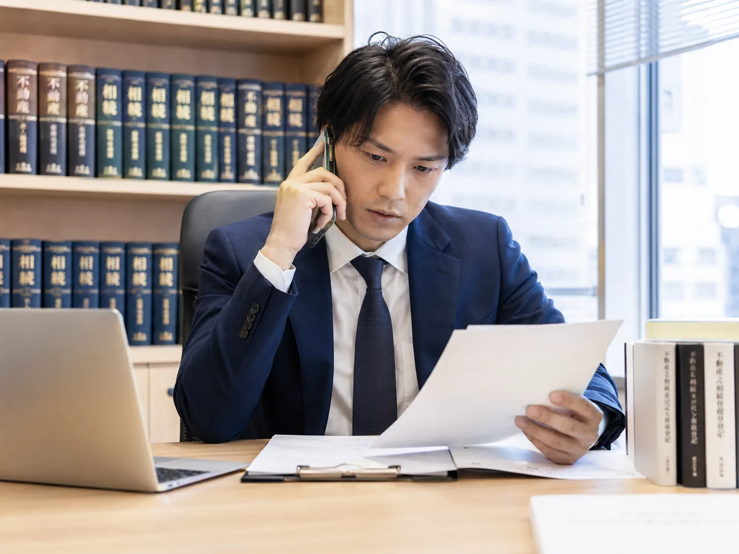 電話で返金交渉を行うスタッフ