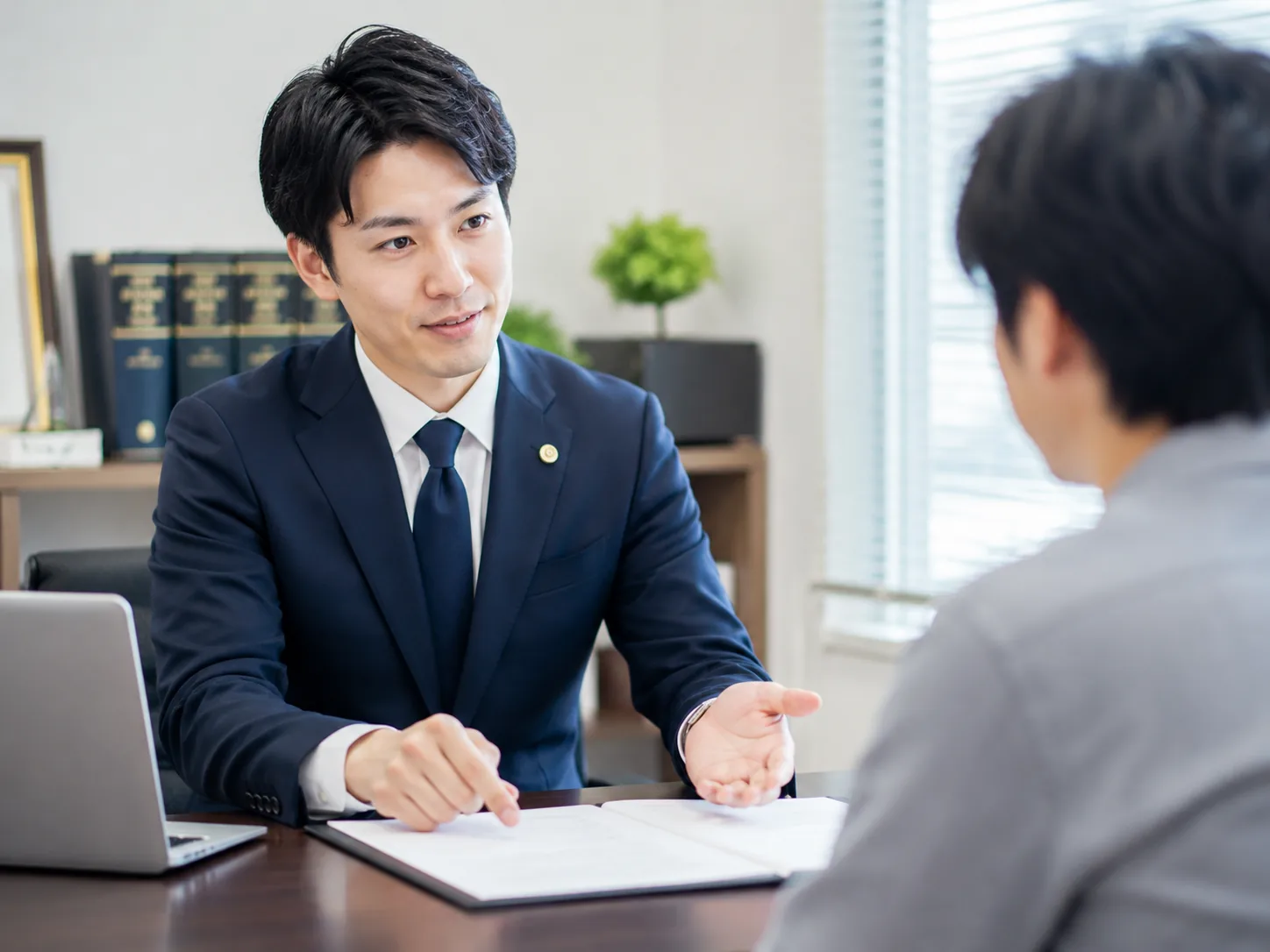 無料相談で状況を伺うスタッフ