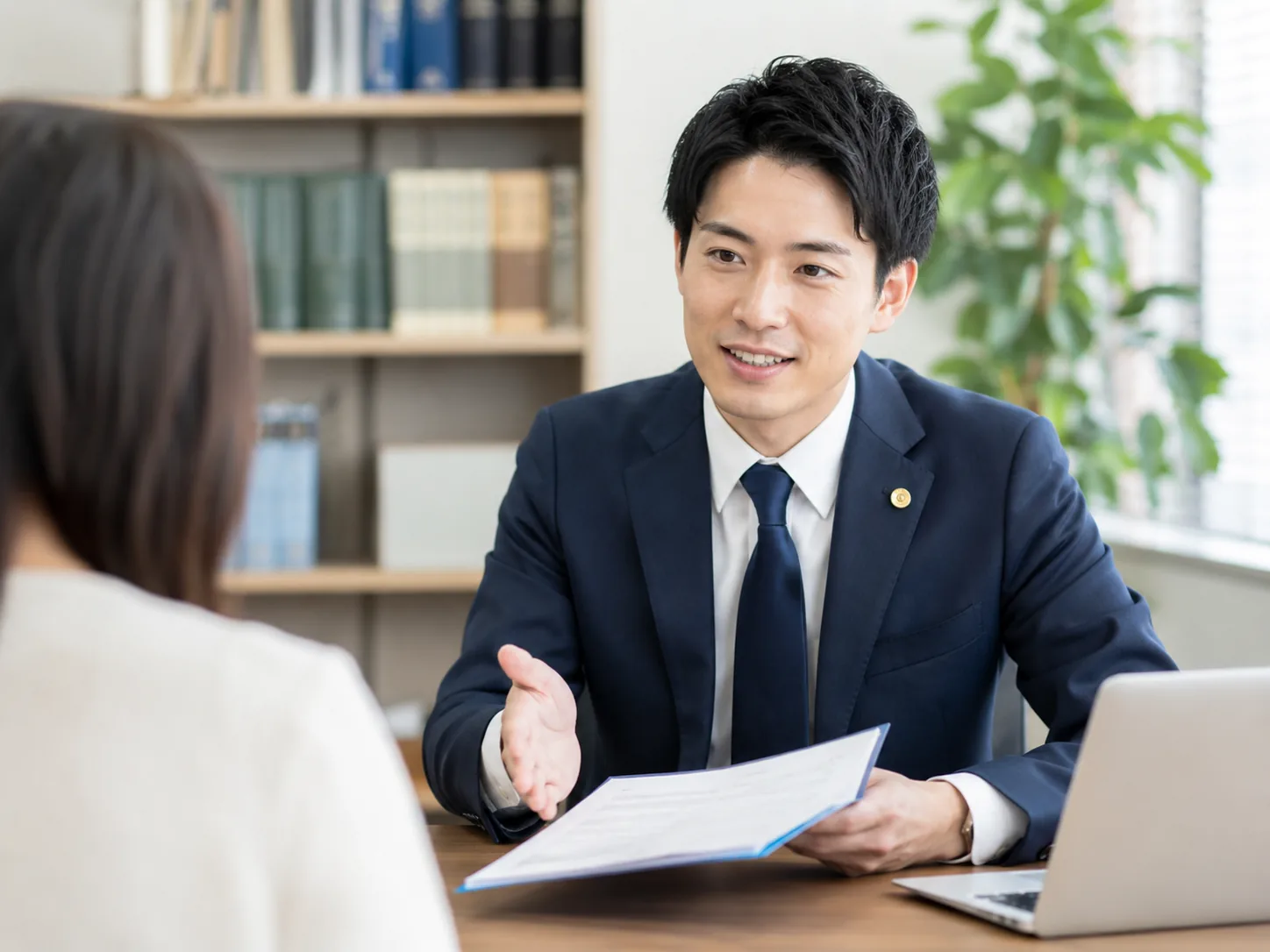 相談内容を案内するスタッフ