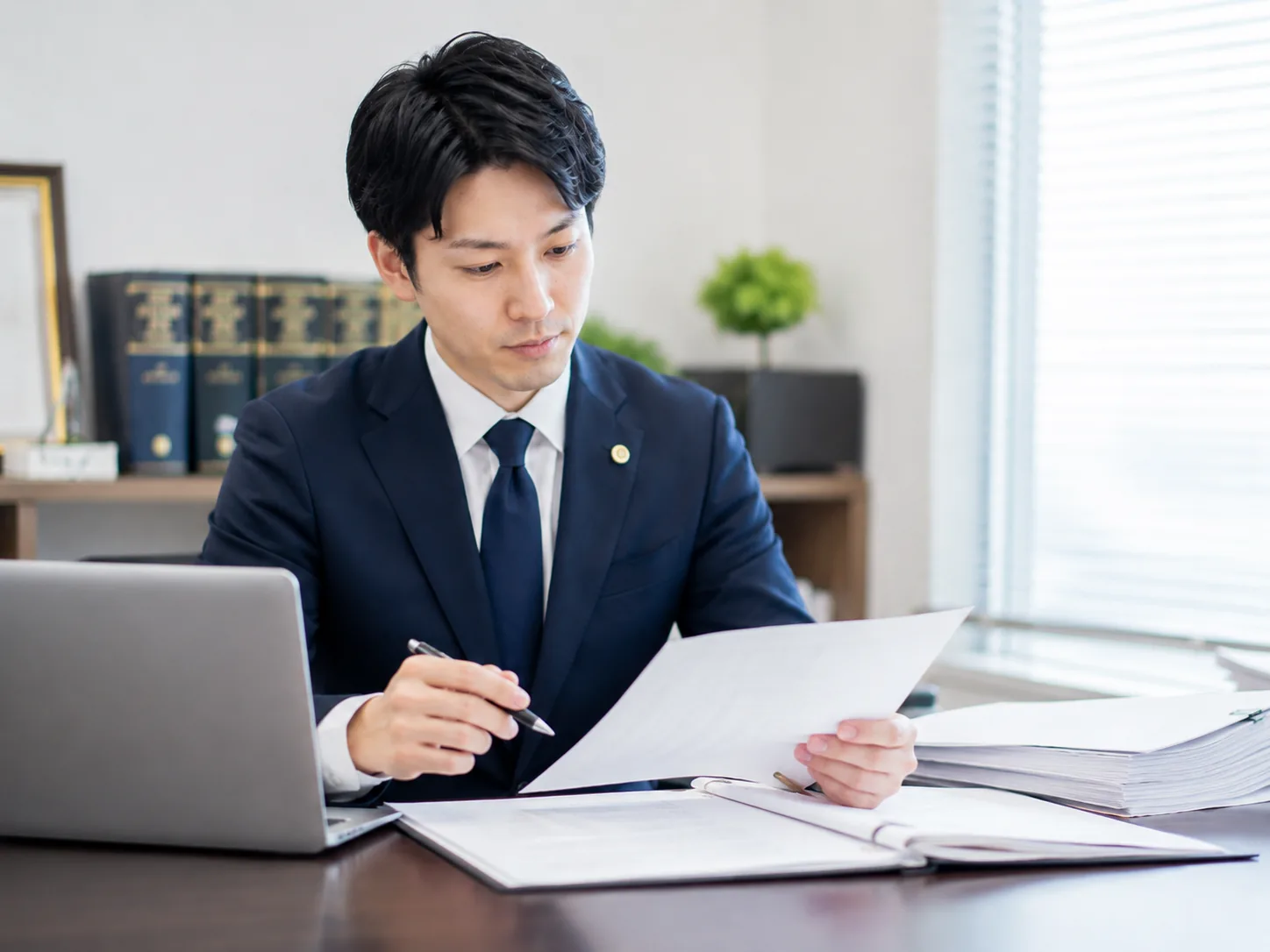 資料を精査し返金交渉の準備を行うスタッフ
